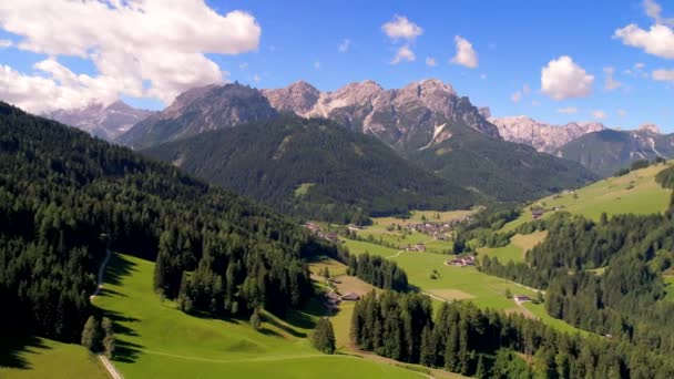 Vista panorâmica da bela paisagem dos Alpes, bela natureza da Itália. Voos aéreos de drones FPV . — Vídeo de Stock