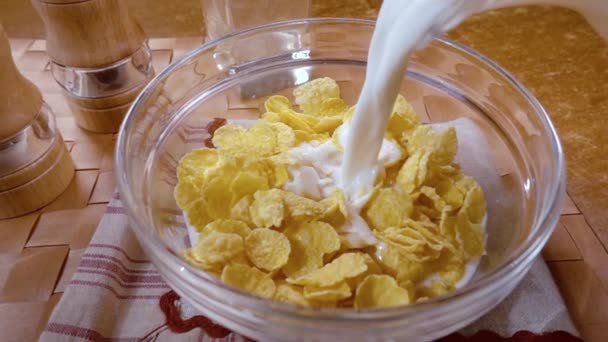 Krokante gele cornflakes in de kom voor de ochtend een heerlijk ontbijt met melk. Trage beweging met rotatie tracking shot. — Stockvideo