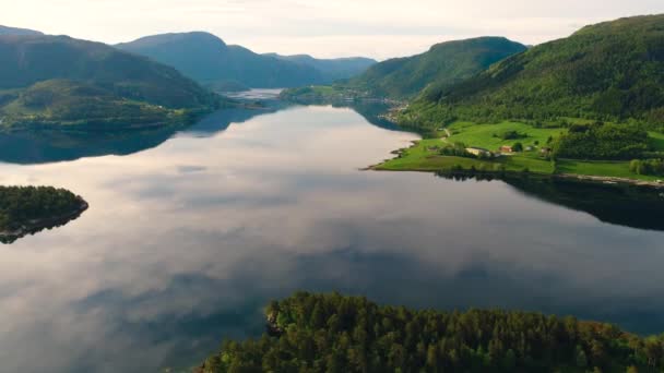 Légi felvétel Gyönyörű Természet Norvégia. Légi FPV drónrepülések. — Stock videók