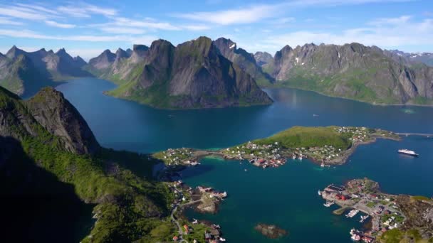 Lofoten é um arquipélago da Noruega localizado no condado de Nordland. É conhecido por um cenário distinto com montanhas e picos dramáticos, mar aberto e baías abrigadas, praias e terras intocadas . — Vídeo de Stock