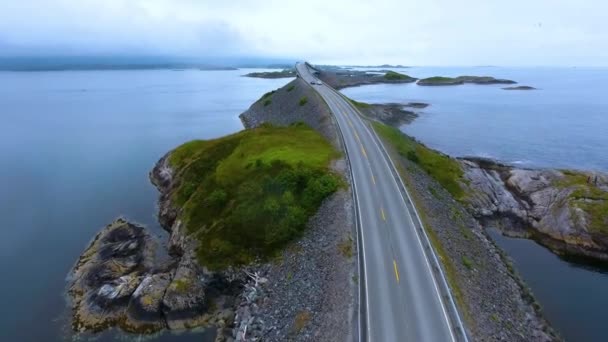 Die Atlantische Ozeanstraße oder die Atlantische Straße (Atlanterhavsveien) wurden mit dem Titel "Norwegische Jahrhundertkonstruktion" ausgezeichnet. Die als nationale Touristenstraße eingestufte Straße. — Stockvideo