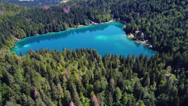 Lago de Fusine Superiore Italia Alpes. Vuelos aéreos de aviones no tripulados FPV . — Vídeos de Stock