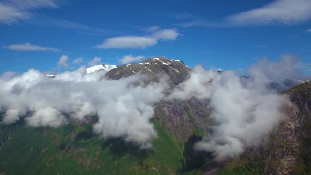 Luchtfoto 's Prachtige Natuur Noorwegen. Over de meren en fjorden vliegen.Uitzicht vanuit vogelperspectief. — Stockvideo