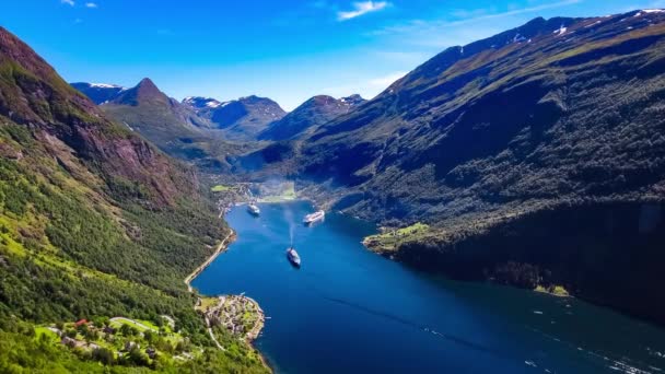 ฟยอร์ด Geiranger, ธรรมชาติที่สวยงามนอร์เวย์ภาพทางอากาศ มันเป็นสาขาที่ยาว 15 กิโลเมตร (9.3 ไมล์) ออกจาก Sunnylvsfjorden ซึ่งเป็นสาขาที่อยู่นอกสตอร์ฟยอร์ด (Great Fjord) ). — วีดีโอสต็อก