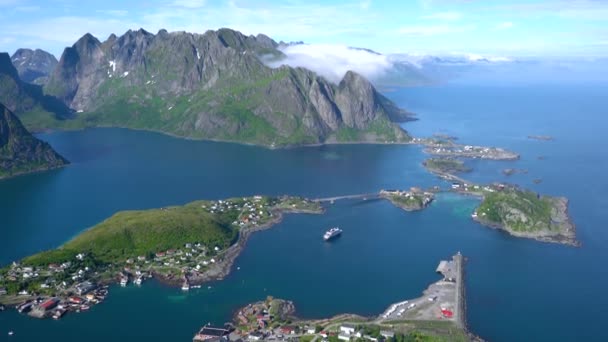 Lofoten is een archipel in de county van Nordland, Noorwegen. Staat bekend om een kenmerkende landschap met dramatische bergen en pieken, open zee en beschutte baaien, stranden en ongerepte land. — Stockvideo