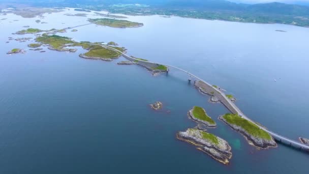 Atlantik Okyanusu Yolu (Atlanterhavsveien), Atlantik Okyanus Yolu (Norveççe: "Yüzyılın İnşaatı") olarak adlandırılmıştır. Ulusal Turizm Rotası olarak sınıflandırılan yol. — Stok video