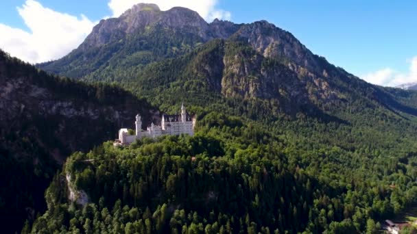 Замок Нойшванштайн Баварские Альпы Германия. Авиационные беспилотники FPV. — стоковое видео