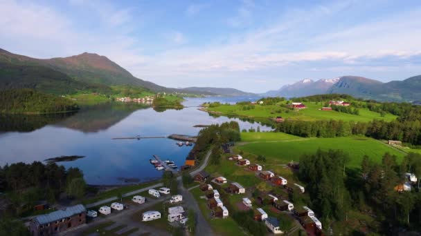 美しい自然ノルウェーの自然景観。キャンプ場の空中ビューをリラックスする。家族旅行、休暇の旅行でMotorhome RV. — ストック動画