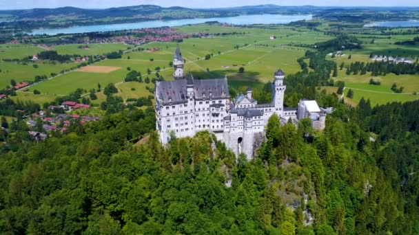 Schloss Neuschwanstein Bayerische Alpen Deutschland. Drohnenflüge aus der Luft. — Stockvideo