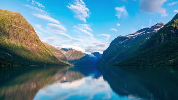 Piękna przyroda Krajobraz Norwegii. timelapse jezioro lovatnet. — Wideo stockowe