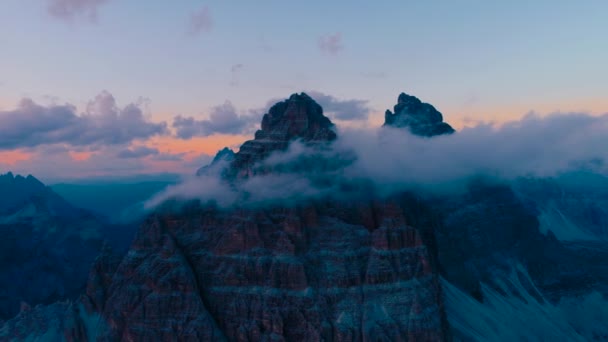 National Nature Park Tre Cime I Dolomiterna Alperna. Vacker natur i Italien. Flyg FPV drönarflygningar vid solnedgången — Stockvideo