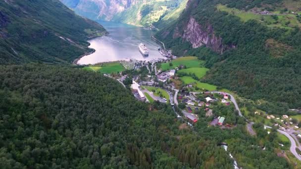 Geiranger Fjord, Beautiful Nature Noruega Aerial footage. Es una rama de 15 kilómetros (9.3 mi) de largo fuera del Sunnylvsfjorden, que es una rama fuera del Storfjorden (Gran fiordo) ). — Vídeos de Stock
