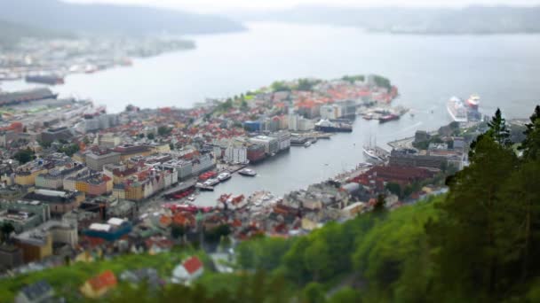 Timelapse Bergen Hordaland városa és önkormányzata Norvégia nyugati partjainál. Bergen Norvégia második legnagyobb városa. A kilátás a madárrepülés magasságából. Dőléseltolásos lencse — Stock videók