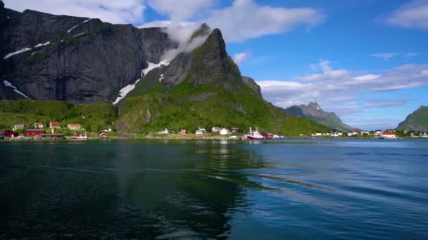 Panorama Lofoten Inseln in der Provinz Nordland, Norwegen. Bekannt für eine unverwechselbare Landschaft mit dramatischen Bergen und Gipfeln, offenem Meer und geschützten Buchten, Stränden und unberührtem Land. — Stockvideo