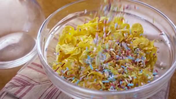 Flocos de milho amarelo crocante na tigela para a manhã um delicioso café da manhã com leite. Movimento lento com tiro de rastreamento de rotação . — Vídeo de Stock