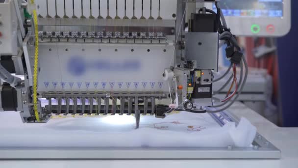 Automatisk industriell symaskin för sömnad efter digitalt mönster. Modern textilindustri. — Stockvideo