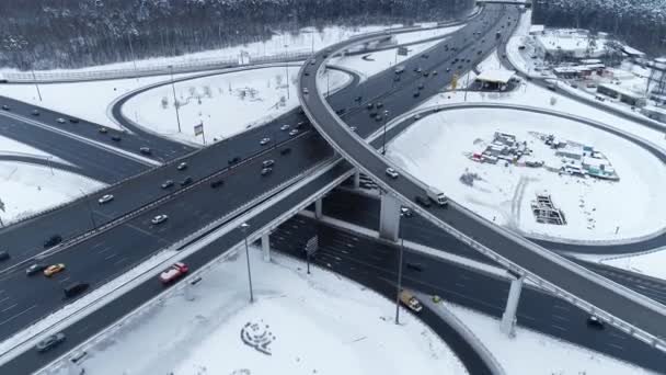 Vista aérea de una intersección de autopista cubierta de nieve en invierno . — Vídeos de Stock