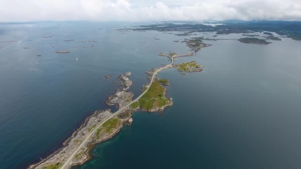 Az Atlantic Ocean Road vagy az Atlantic Road (Atlanterhavsveien) a következő címet kapta: (Norvég évszázad építése). Nemzeti turistaútként besorolt út. — Stock videók