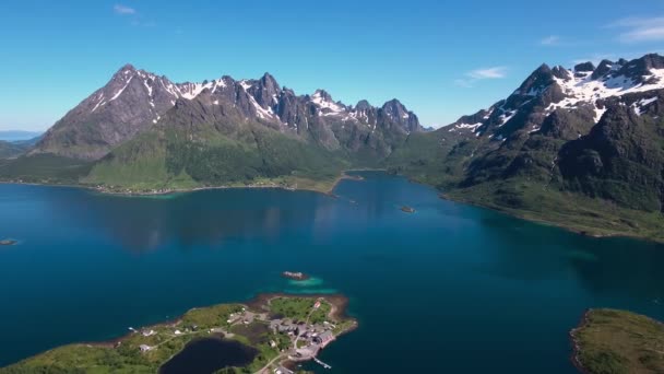 Luchtfoto 's Prachtige Natuur Noorwegen. Over de meren en fjorden vliegen.Uitzicht vanuit vogelperspectief. — Stockvideo