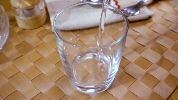 Agua mineral vertiendo en un vaso, el desayuno de la mañana, cámara lenta con disparo de seguimiento de rotación . — Vídeos de Stock