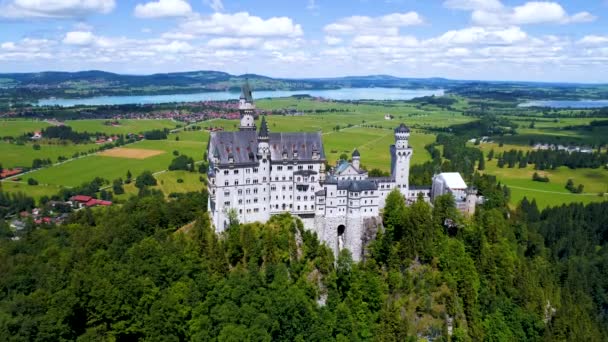 Castillo de Neuschwanstein Alpes bávaros Alemania. Vuelos aéreos de aviones no tripulados FPV. — Vídeos de Stock