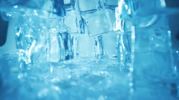 Cubos de hielo primer plano, fondo abstracto. — Vídeos de Stock