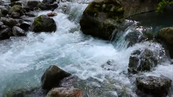 Eau de rivière de montagne au ralenti gros plan 