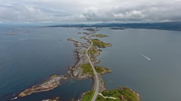 Atlantic Ocean Road nebo Atlantic Road (Atlanterhavsveien) byl udělen titul - Norská výstavba století. Silnice klasifikovaná jako národní turistická trasa. — Stock video