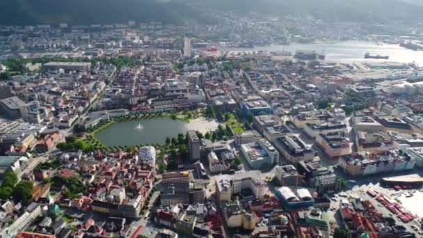 Bergen er en by og kommune i Hordaland på vestkysten af Norge. Bergen er den næststørste by i Norge. Udsigten fra højden af fuglen flyvning. FPV-droneflyvninger fra luften. – Stock-video