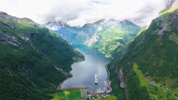 Geiranger Fjord, Beautiful Nature Noruega Aerial footage. Es una rama de 15 kilómetros (9.3 mi) de largo fuera del Sunnylvsfjorden, que es una rama fuera del Storfjorden (Gran fiordo) ). — Vídeo de stock