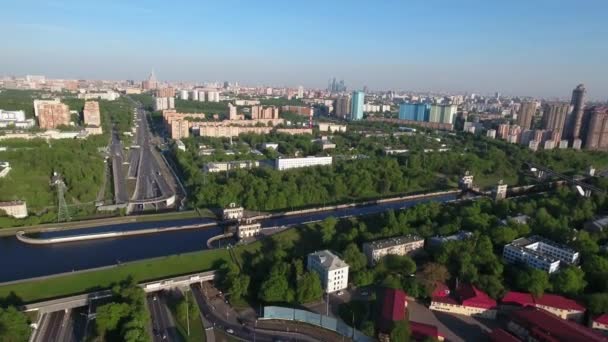 Vue aérienne d'une intersection d'autoroutes .