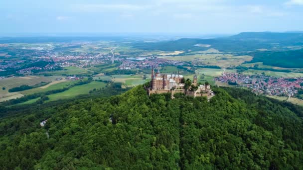 Burg Hohenzollern. Drohnenflüge aus der Luft. — Stockvideo
