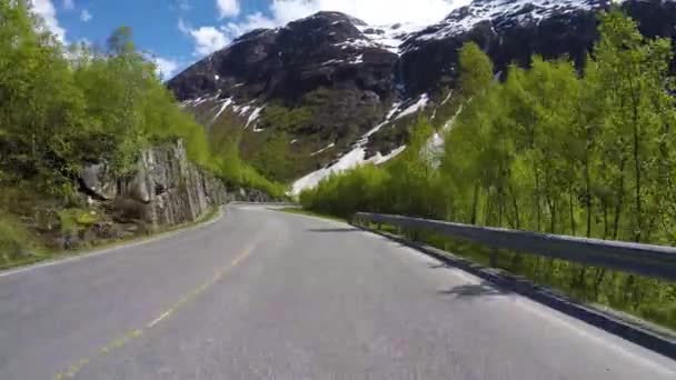 Autorijden op een slangenweg in Noorwegen — Stockvideo