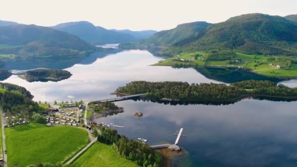 Zdjęcia lotnicze Piękna Natura Norwegia. Lotnicze loty dronów FPV. — Wideo stockowe