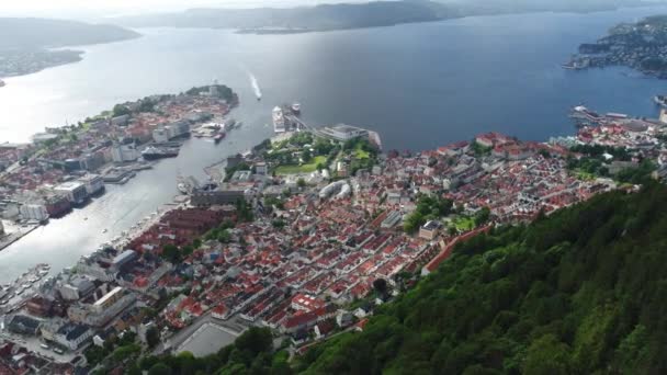 베르겐 (Bergen) 은 노르 웨이의 서부 해안에 위치 한 도시이자 도시이다. 베르겐은 노르웨이에서 두 번째로 큰 도시이다. 새들이 나르는 높이에서 바라본 풍경이다. 공중 비행 FPV 드론 비행. — 비디오