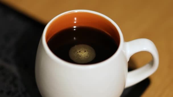 Verter leche en la taza de café — Vídeo de stock