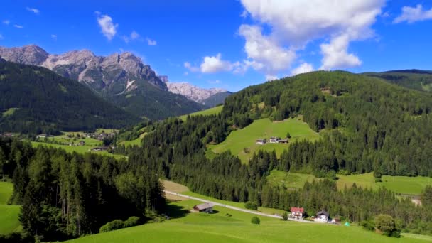 Vista panorâmica da bela paisagem dos Alpes, bela natureza da Itália. Voos aéreos de drones FPV . — Vídeo de Stock