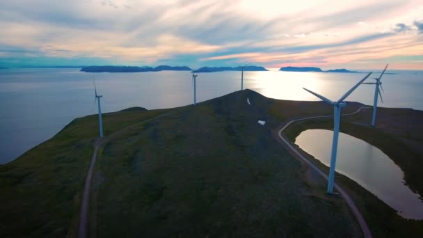 Wiatraki do produkcji energii elektrycznej. Park wiatraków Havoygavelen, Hawoysund, północna Norwegia. — Wideo stockowe