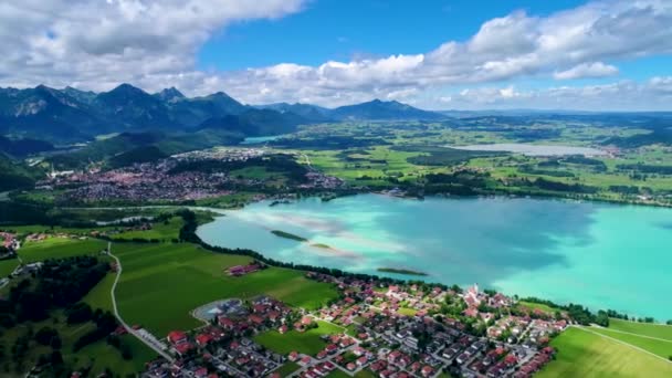 Panorama vanuit de lucht Forggensee en Schwangau, Duitsland, Beieren. Luchtvluchten met FPV-drone. — Stockvideo