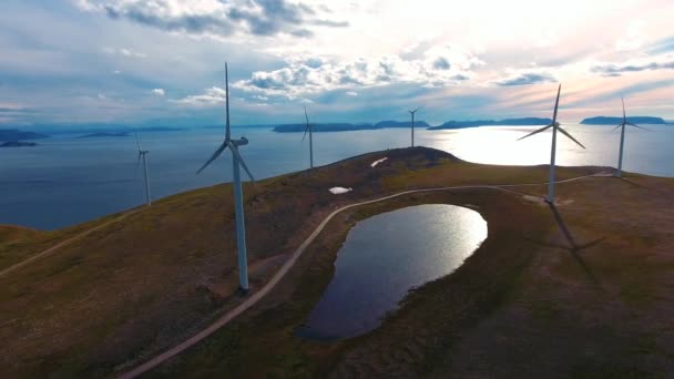 Molinos de viento para producción de energía eléctrica. Vista al Ártico Havoygavelen windmill park, Havoysund, Norte de Noruega Imágenes aéreas . — Vídeo de stock