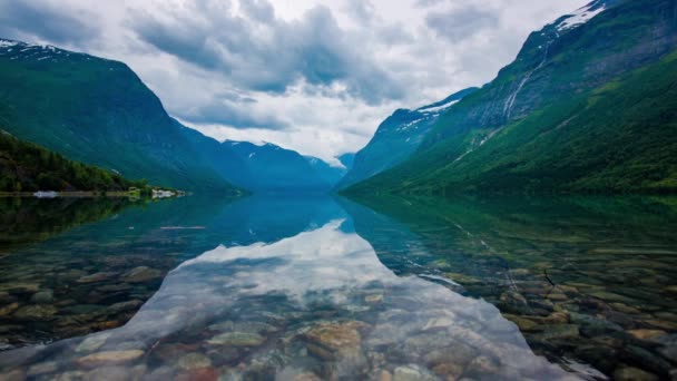 Bela natureza Noruega paisagem natural. lago lovatnet . — Vídeo de Stock