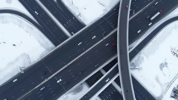 冬季白雪覆盖的高速公路交叉口的空中景观. — 图库视频影像