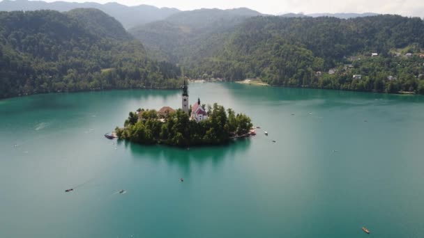 Slovenia - Aerial view resort Lake Bled. Aerial FPV drone photography. Slovenia Beautiful Nature Castle Bled. — Stock Video