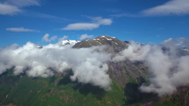 Légi felvétel Gyönyörű Természet Norvégia. Repülés a tavak és fjordok felett.Kilátás madártávlatból. — Stock videók