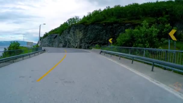 Οδηγώντας ένα αυτοκίνητο σε ένα δρόμο στη Νορβηγία Lofoten — Αρχείο Βίντεο