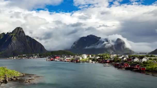 Timelapse Lofoten adaları Norveç 'in Nordland eyaletinde yer alan bir takımadalardır. Dramatik dağları, tepeleri, açık denizi, korunaklı koyları ve plajları olan kendine özgü bir manzarası var. — Stok video