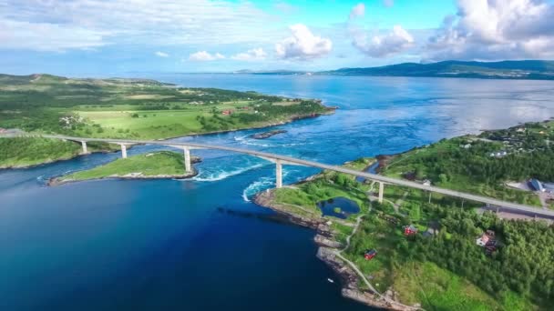 Hidromasajes de la vorágine de Saltstraumen, Nordland, Noruega vista aérea Beautiful Nature. Saltstraumen es un estrecho pequeño con una de las corrientes de marea más fuertes del mundo . — Vídeos de Stock