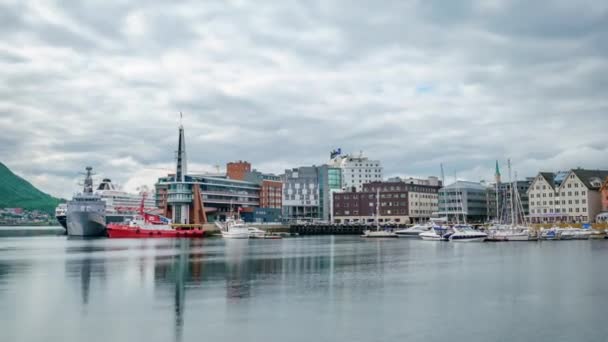 Vista de uma marina em Tromso, Noruega do Norte timelapse. Tromso é considerada a cidade mais setentrional do mundo, com uma população acima de 50.000 habitantes. . — Vídeo de Stock