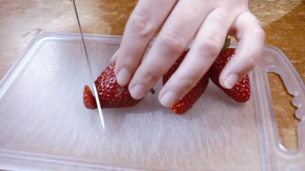 Kniven skär jordgubbarna Slow motion med rotation spårning skott. — Stockvideo