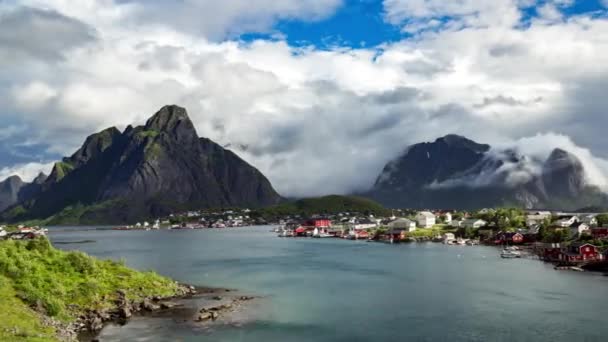 Timelapse Лофотенские острова архипелаг в графстве Нордланд, Норвегия. Известен своими уникальными пейзажами с впечатляющими горами и пиками, открытым морем и защищенными бухтами, пляжами — стоковое видео